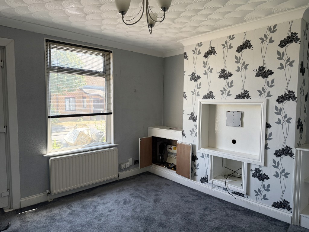 Lot: 5 - END-TERRACE HOUSE IN NEED OF IMPROVEMENT - Living Room in House in need of refurbishment